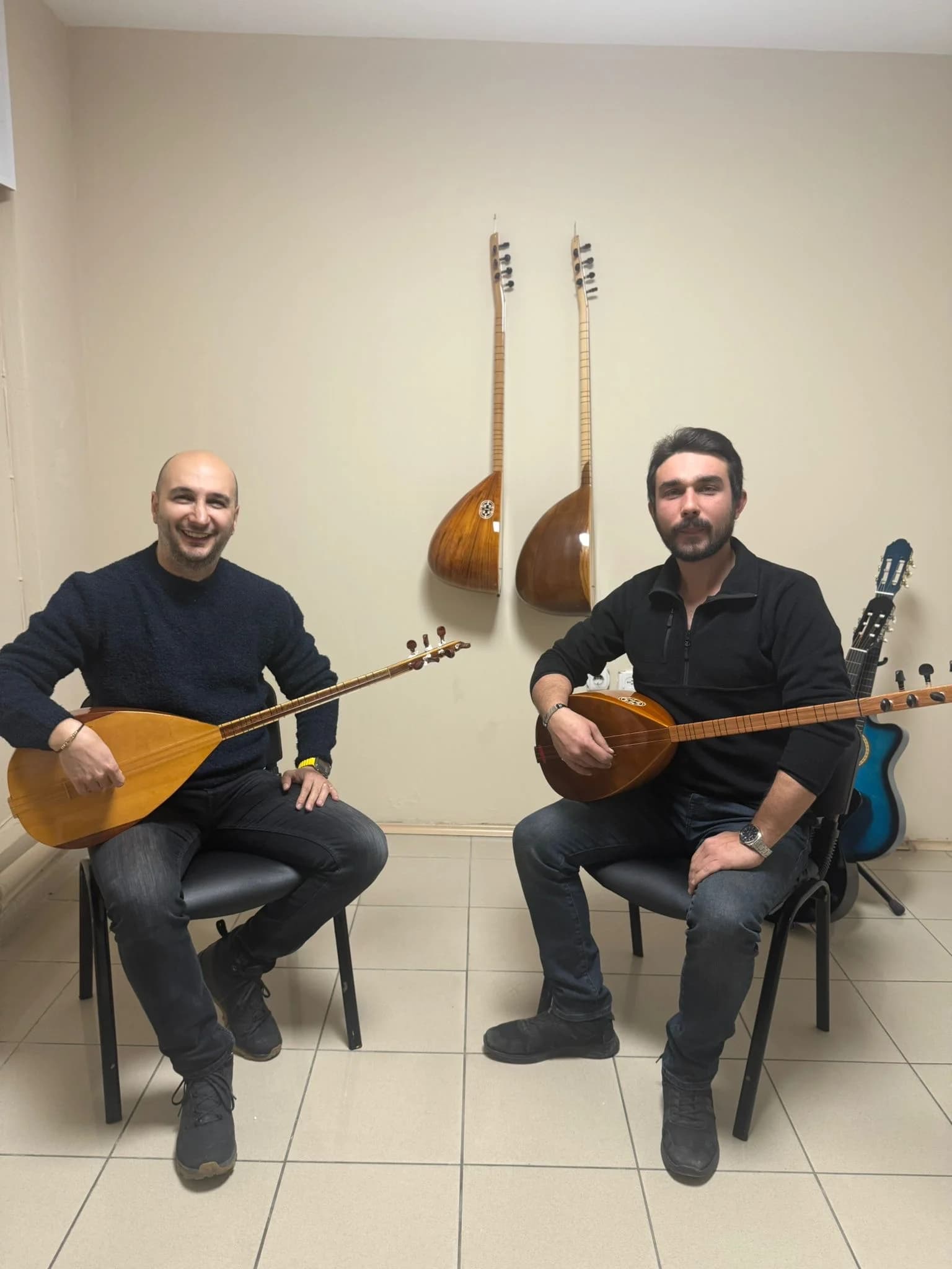 Birce Öztürk Sanat Akademisi'nde bağlama dersi alan öğrenci