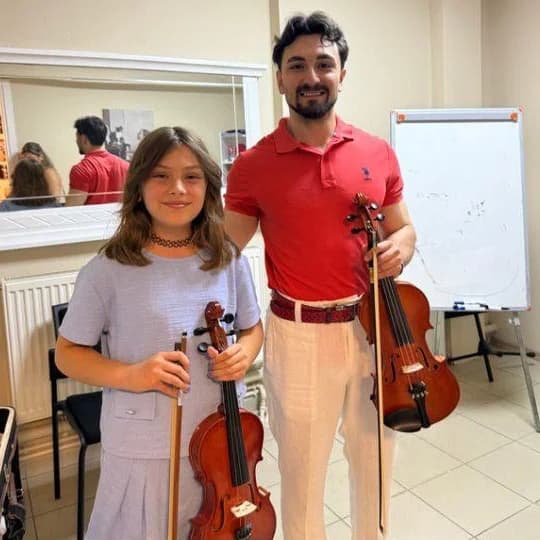 Birce Öztürk Sanat Akademisi'nde keman dersi alan öğrenci
