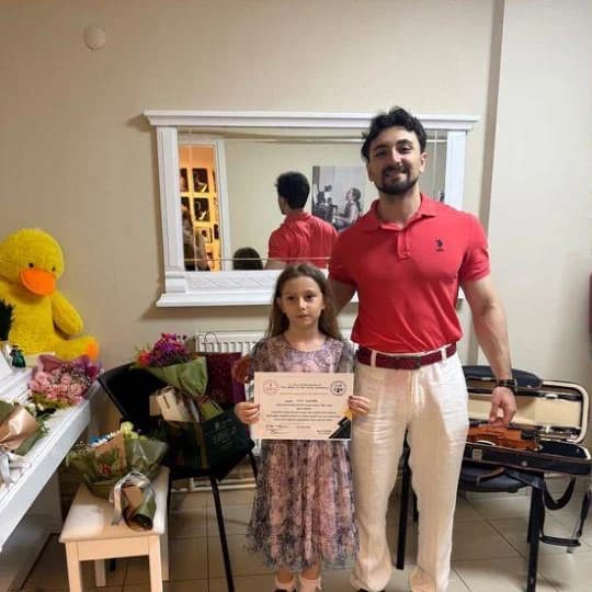 Keman öğrencisinin duruş ve entonasyon çalışması yaptığı ders