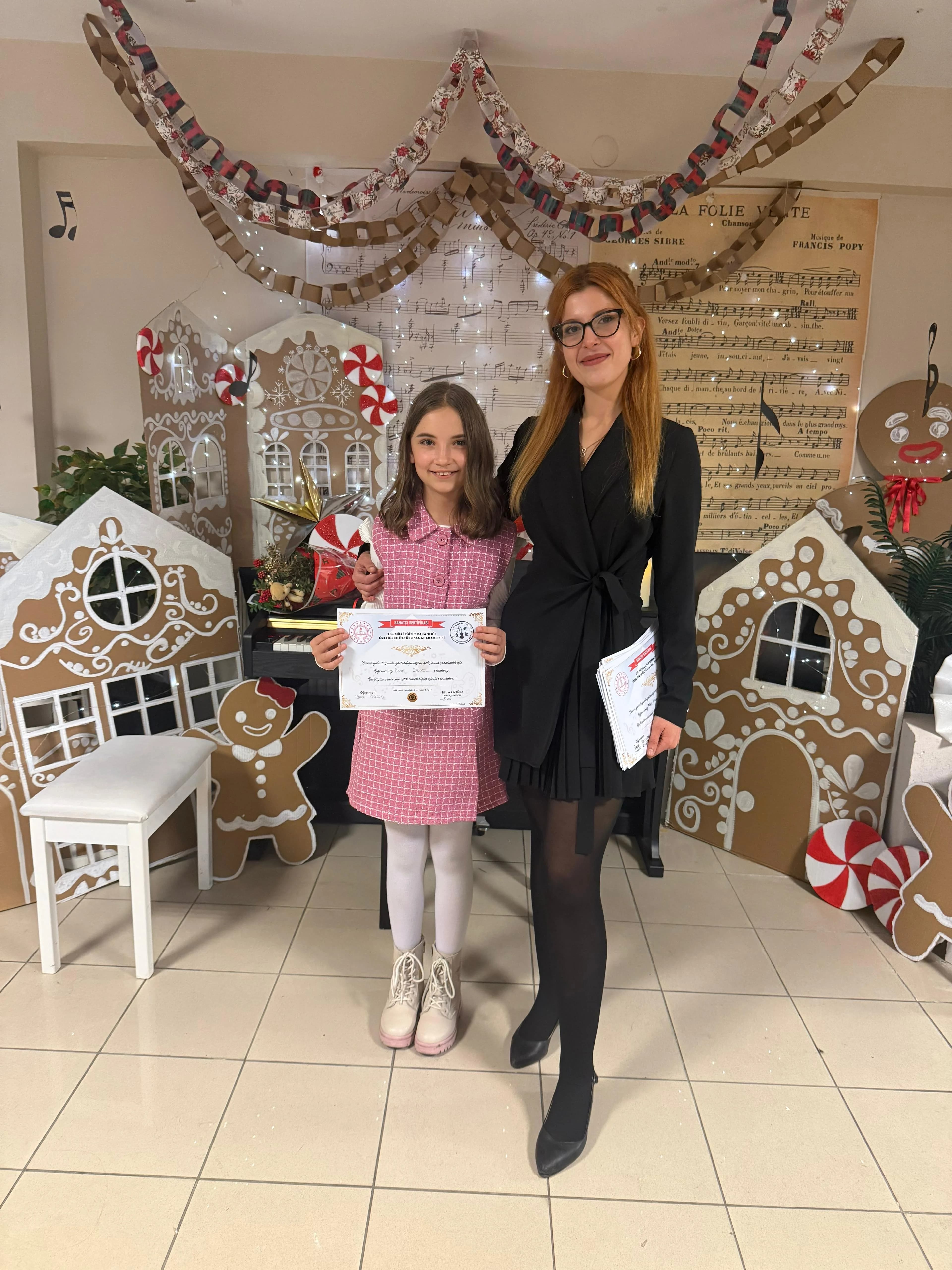 Piyano öğrencisinin tuşe ve nota çalışması yaptığı ders