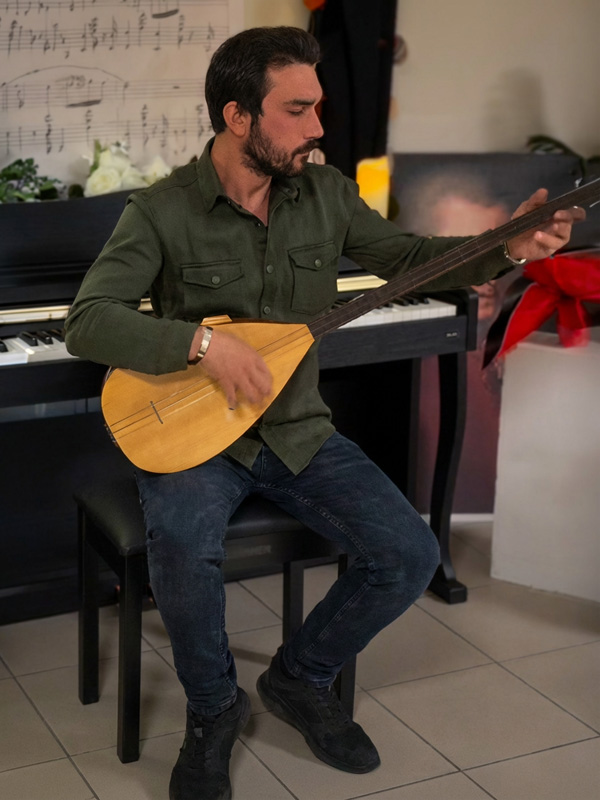 Burak Özyapıcıel - Bağlama Eğitmeni, Birce Öztürk Sanat Akademisi eğitmeni